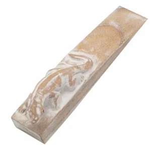 Handsnidat dörrstopp i trä med ödlemotiv - produktbild 2