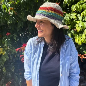 Handstickad boho-hatt i hampa och bomull med regnbågsfärger - produktbild 2
