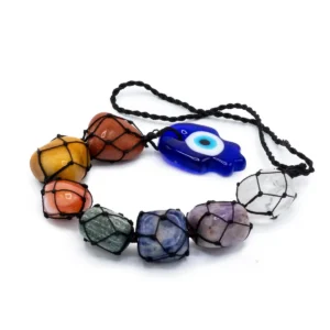 Hängande chakra-stenpendel med sju ädelstenar och blå Hamsa-symbol med skyddande öga