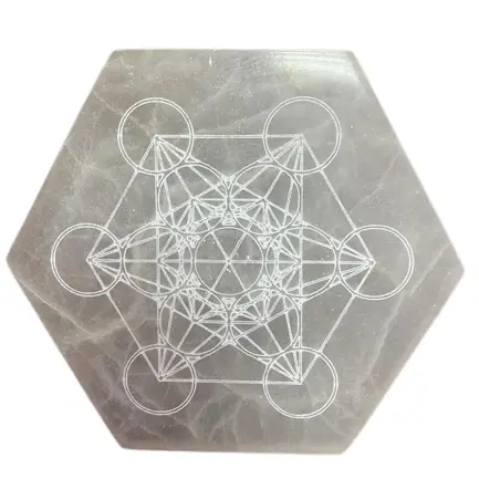 Hexagonal selenitplatta med ingraverat mönster för laddning och energi