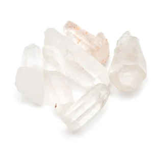Råa himalayakristaller i mineralprov på vit bakgrund