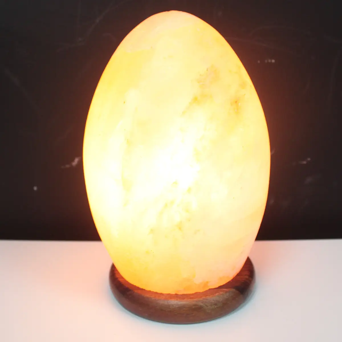 Himalayasaltlampa äggform med träfot - produktbild 2