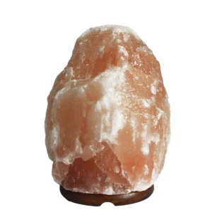 Himalayasaltlampa i orange och vit nyans på träfot
