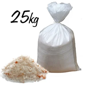 Säck med 25 kg rosa kristallhimalayasalt och en hög av saltkristaller