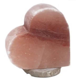 Hjärtformad himalayasaltlampa i rosa salt på marmorfot