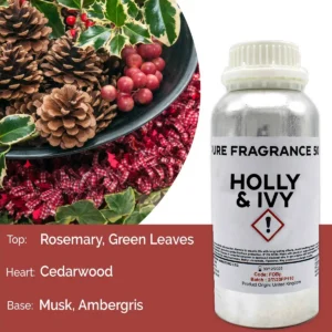 Flaska med Holly and Ivy ren doftolja 500 ml bredvid juldekoration med kottar och bär