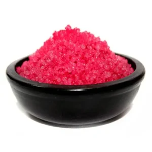 Rosa doftande saltgranulat i svart skål