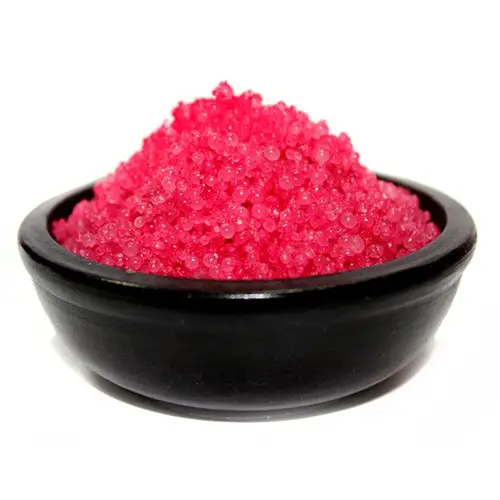 Rosa doftande saltgranulat i svart skål