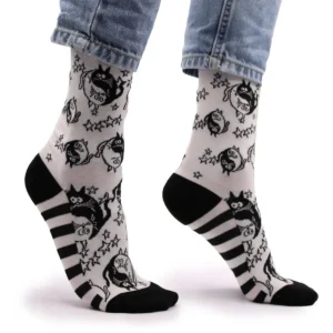 Svartvita bambustrumpor med Ying Yang-mönster och ränder på foten, på modell med jeans