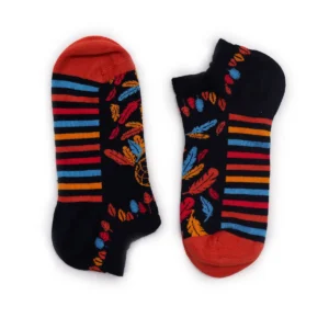 Par färgglada låga tränarsockor med fjäder- och randmönster i blått, rött och orange på svart botten