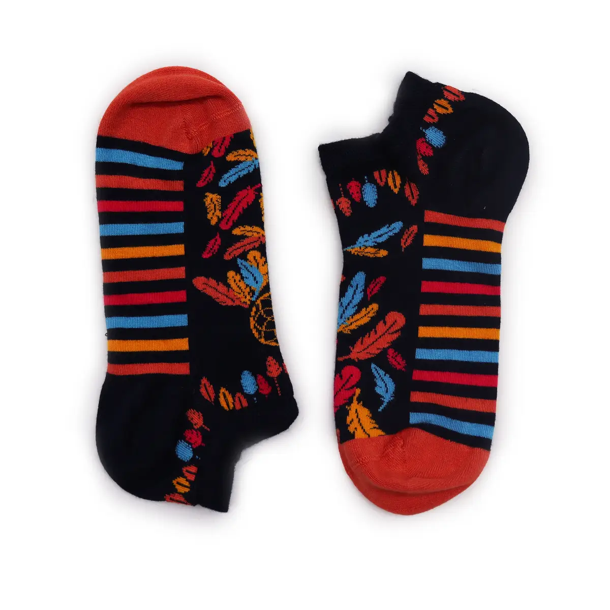 Par färgglada låga tränarsockor med fjäder- och randmönster i blått, rött och orange på svart botten