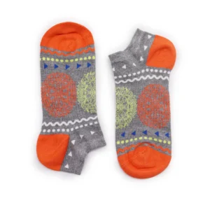 Låga tränarsockor i bambu med färgstarkt mönster i orange, grått och blått