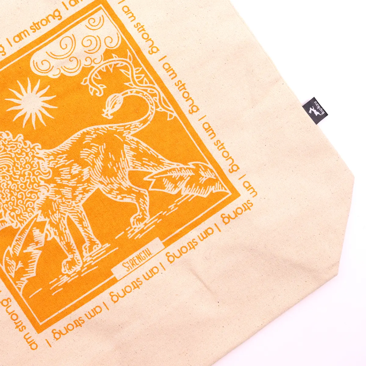 Hop Hare bomullspåse med tarotmotiv "I am Strong" 10 oz - produktbild 2
