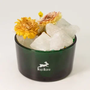 Hop Hare doftkristaller och blomsterarrangemang The Lion i grön behållare med torkade gula blommor