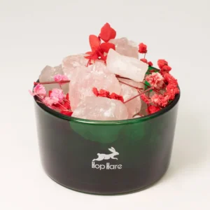 Hop Hare doftkristaller och blomsterarrangemang The Lovers i grön behållare med rosenkvarts och röda torkade blommor