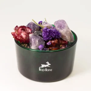 Hop Hare doftkristaller och blomsterarrangemang The Moon i grön behållare med ametistkristaller och torkade blommor