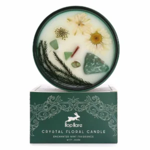 Grönt sojavaxljus med torkade blommor och jade-kristaller i grön glasbehållare