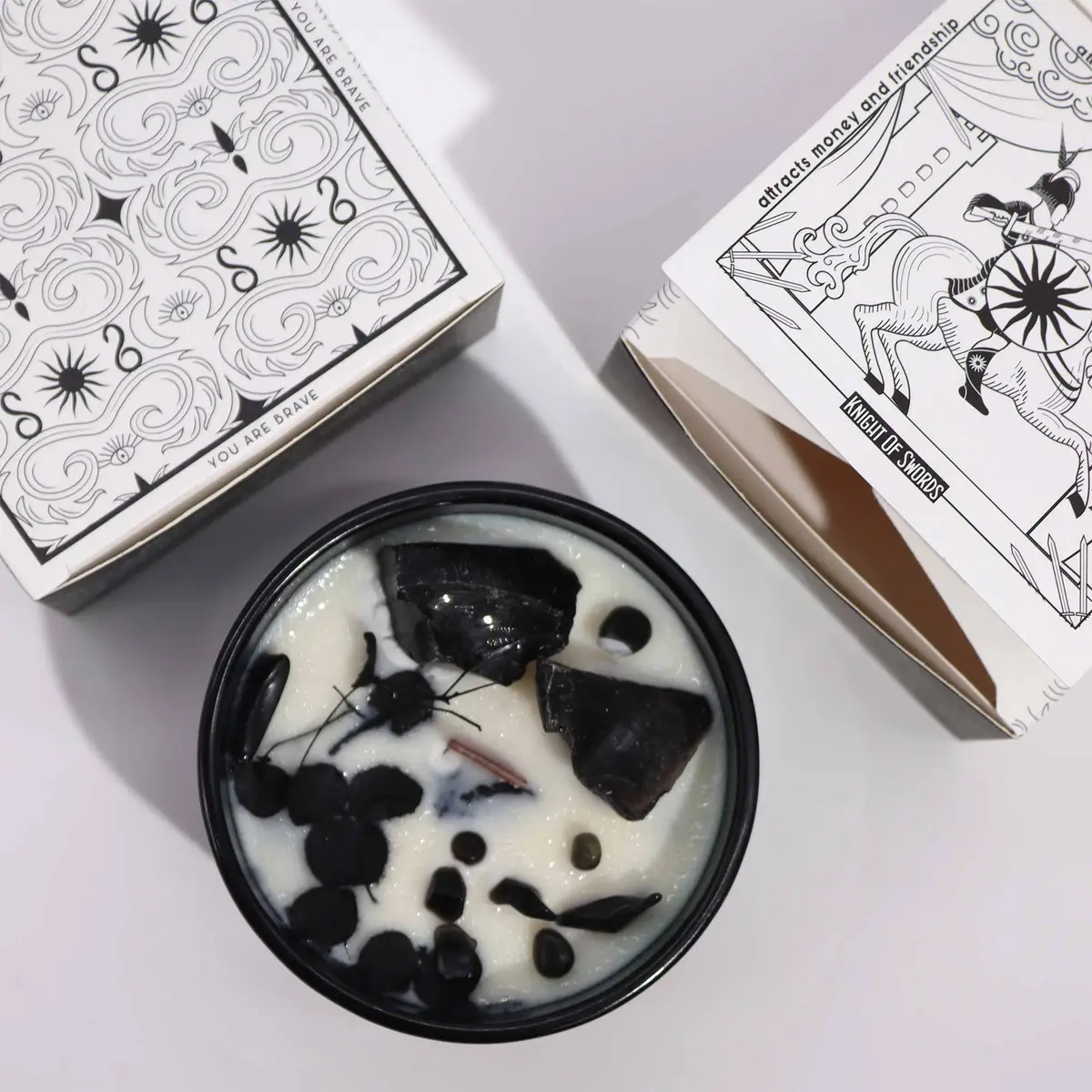 Hop Hare Kristallmagiskt Sojavaxljus The King of Swords med Svart Obsidian och Cederdoft - produktbild 4