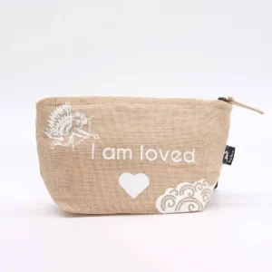 Beige Hop Hare-necessär med texten I am Loved och vit dekor