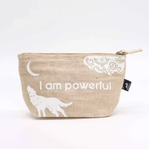 Beige necessär med texten I am powerful och vit vargillustration