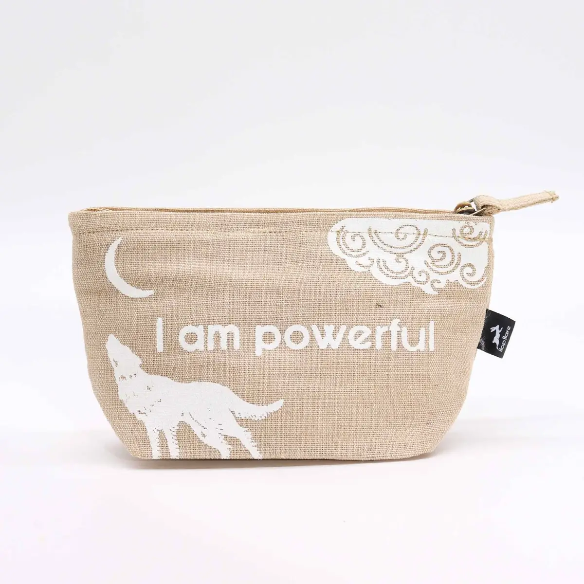 Beige necessär med texten I am powerful och vit vargillustration