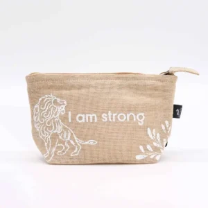 Necessär i jute med texten I am Strong och lejonmotiv från Hop Hare