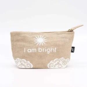 Necessär i jute med dragkedja och texten I am Bright tryckt i vitt