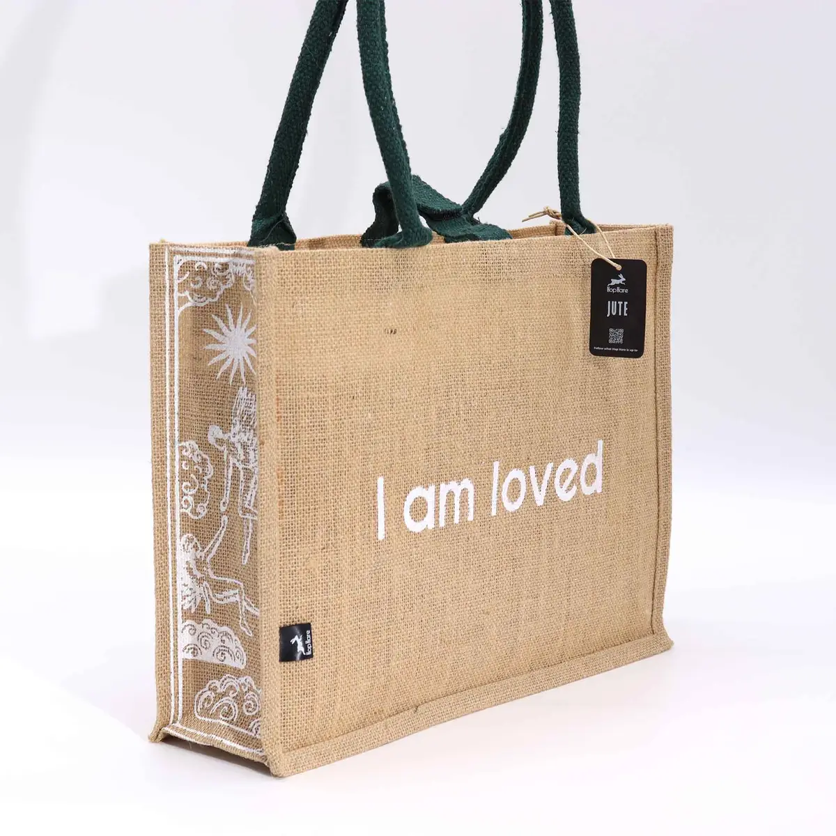 Stor jutesäck i naturfärg med texten I am Loved och gröna handtag
