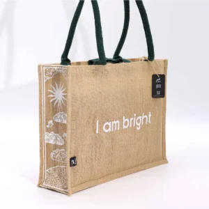 Stor jutesäck från Hop Hare med texten I am Bright och gröna handtag