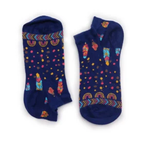 Mörkblå låga tränarsockor med färgglada indianfjädrar och prickar