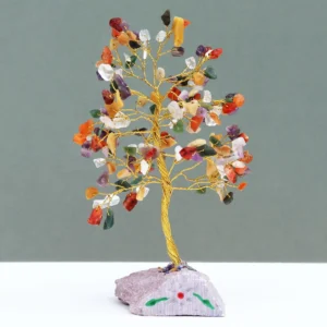 Indiskt handgjort ädelstensträd med färgglada ädelstenar på guldfärgade trådar och ädelstensbas