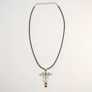 Silverpläterat halsband med änglavingar och färgglada chakrakulor på svart justerbart snöre