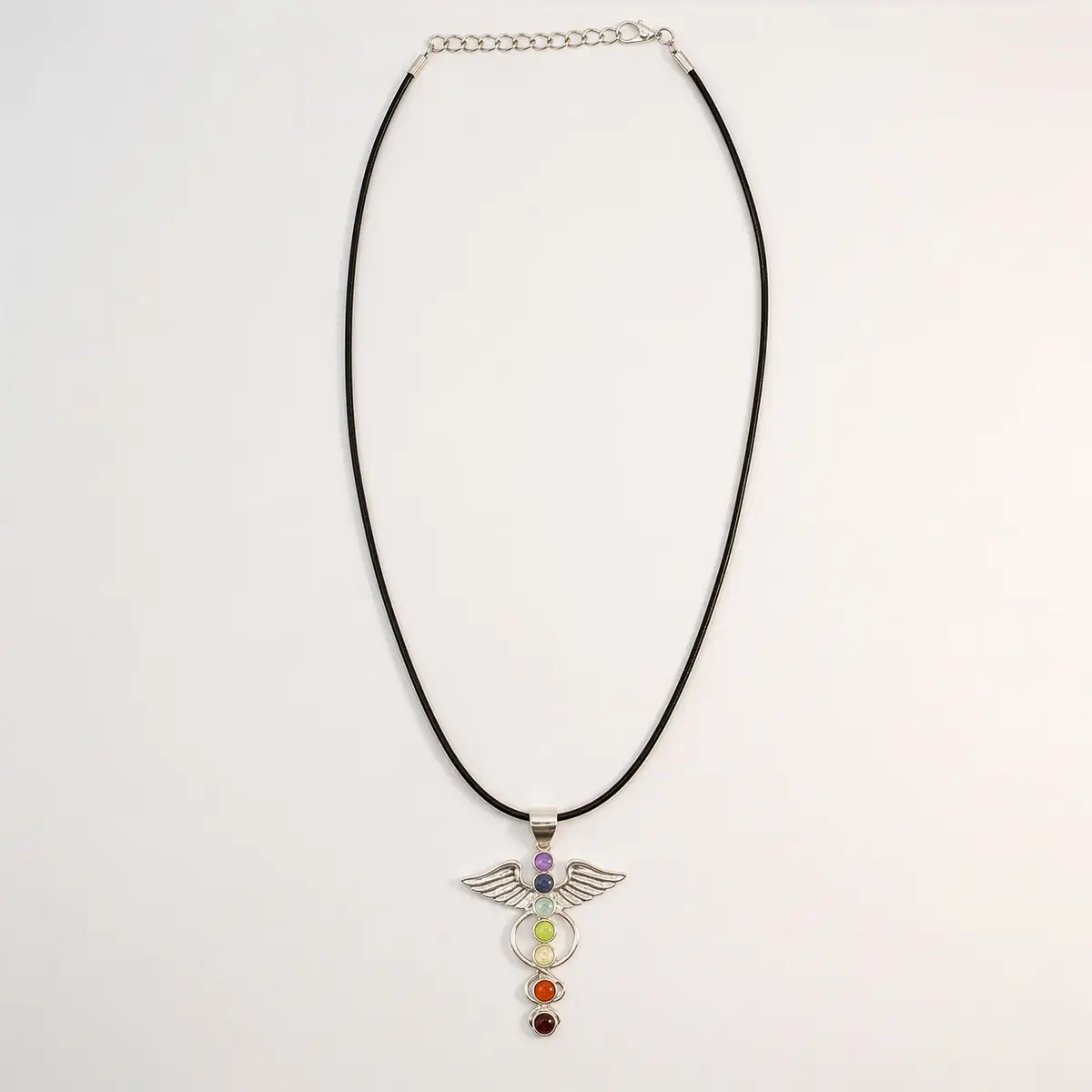 Silverpläterat halsband med änglavingar och färgglada chakrakulor på svart justerbart snöre