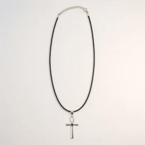 Silverpläterat halsband med ankh-hänge och lila sten på svart justerbart snöre
