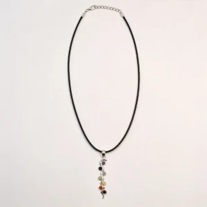 Silverpläterat halsband med ormsymbol och sju färgade chakrastenar på svart snodd