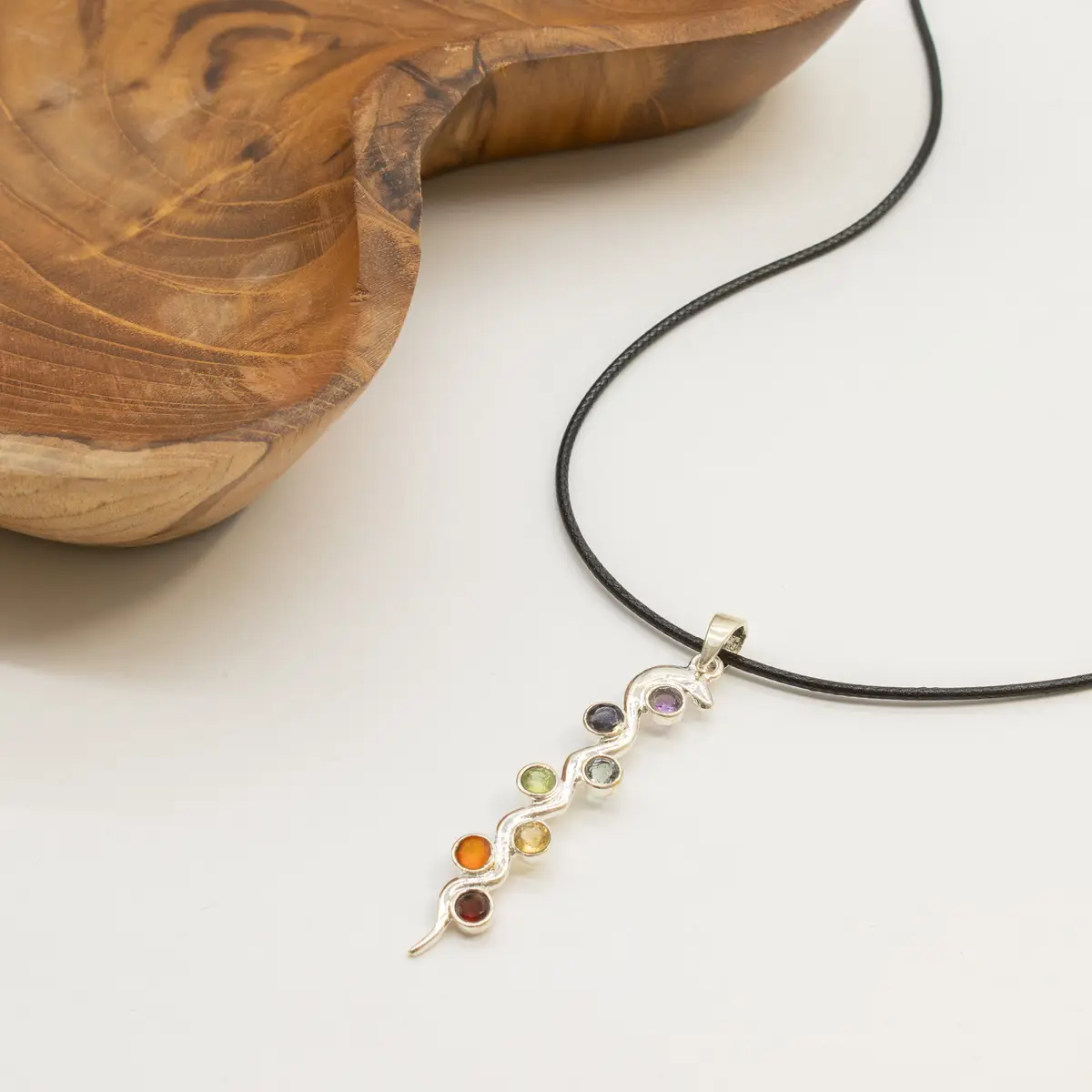 Indiskt andligt halsband med ormsymbol och chakrastenar, silverpläterat - produktbild 5