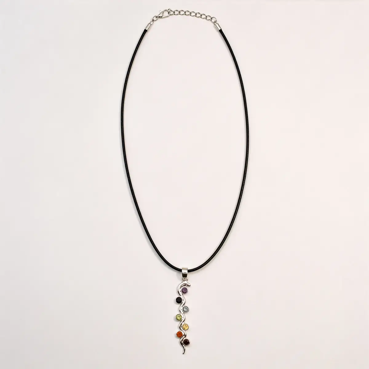 Silverpläterat halsband med ormsymbol och sju färgade chakrastenar på svart snodd