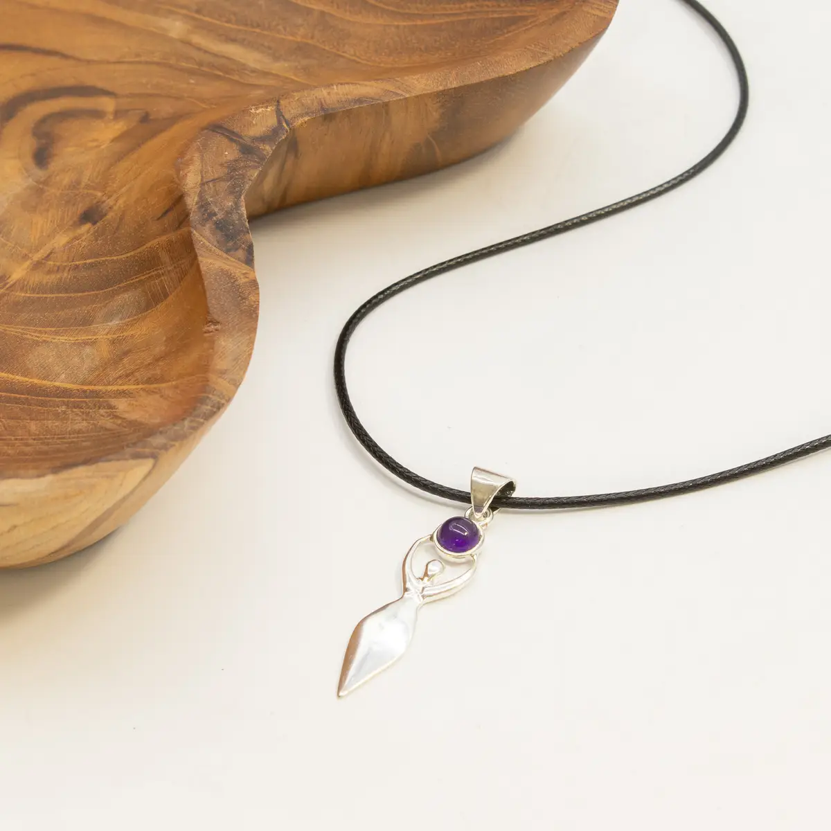 Indiskt andligt halsband med silverpläterat hänge och ametistfärgad sten - produktbild 2