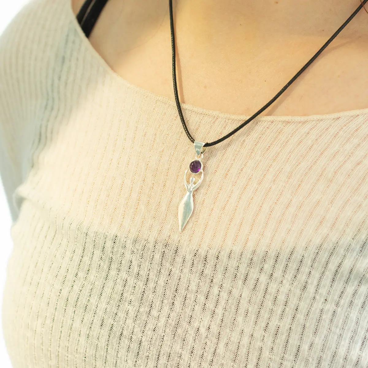 Indiskt andligt halsband med silverpläterat hänge och ametistfärgad sten - produktbild 4
