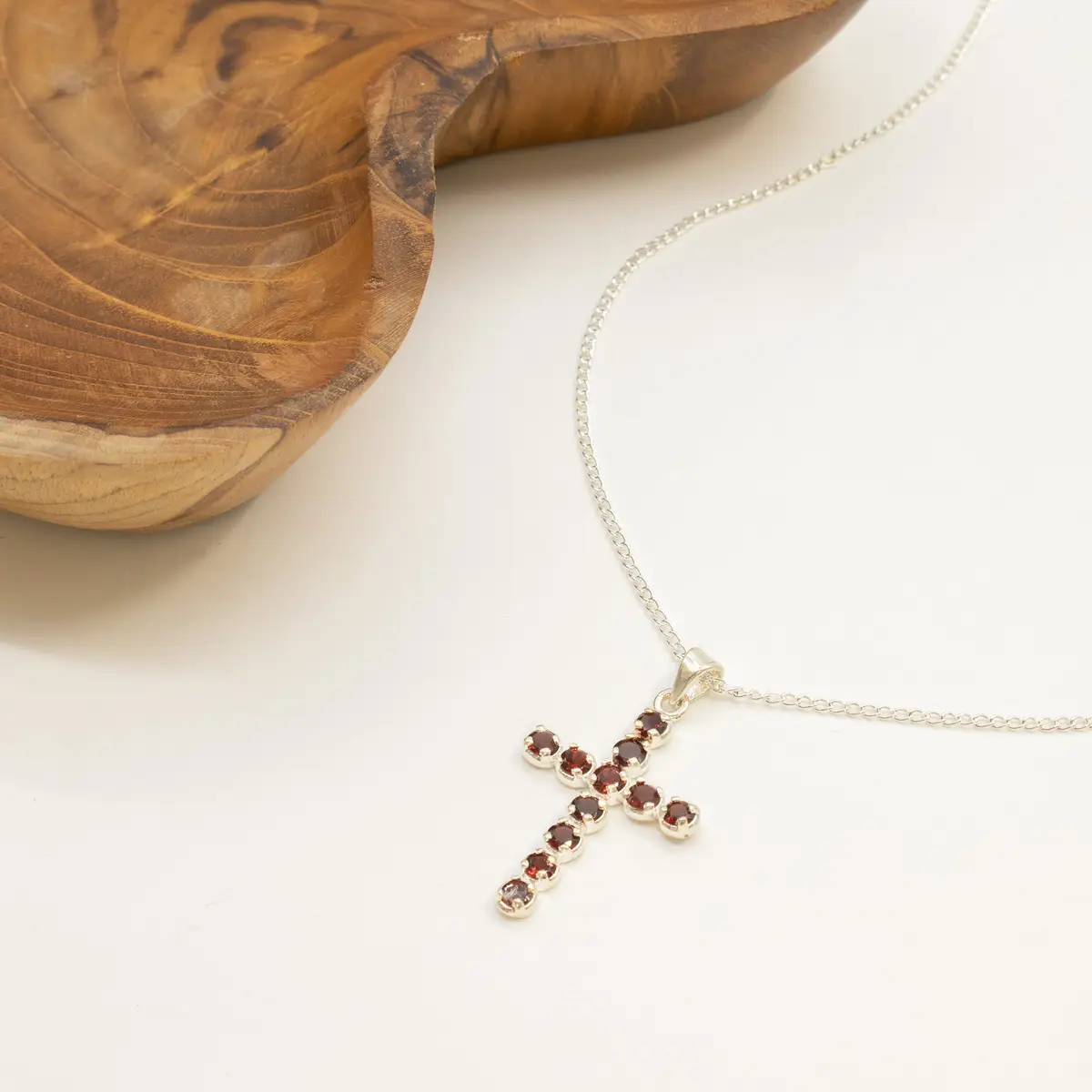 Indiskt andligt halsband med silverpläterat kors och granatstenar, 45 cm - produktbild 2