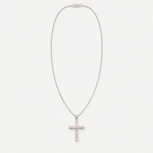 Silverpläterat halsband med korshänge prytt med ljusrosa rosenkvartsfärgade stenar på vit bakgrund