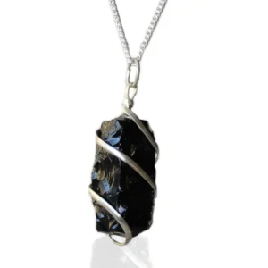 Halsband med rå svart onyx infattad i silverspiral