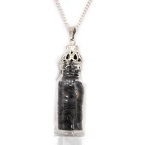 Indiskt halsband med glasflaska fylld med svarta onyxstenar och dekorativ metallkapsyl