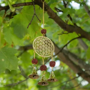 Indiskt vindspel i mässing med livets blomma och rudraksha-pärlor, 6x27 cm - produktbild 4
