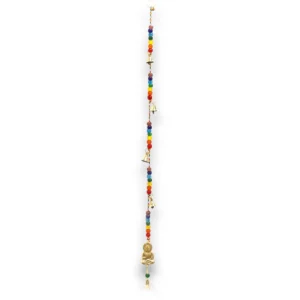 Indiskt vindspel med mässingsbuddha, färgglada chakrabeads och små klockor på vit bakgrund