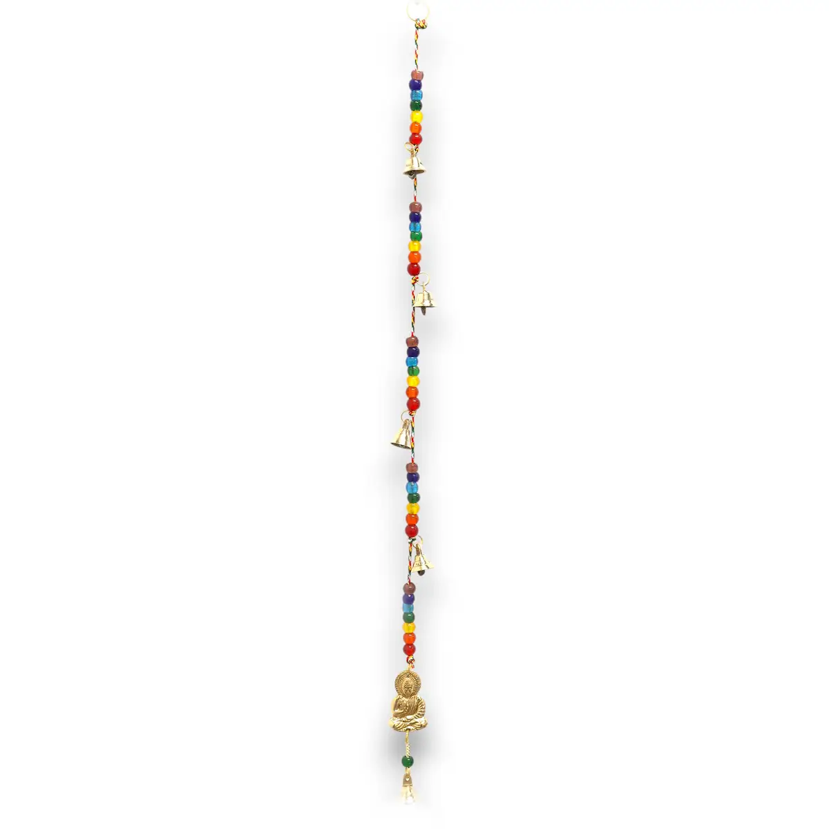 Indiskt vindspel med mässingsbuddha, färgglada chakrabeads och små klockor på vit bakgrund