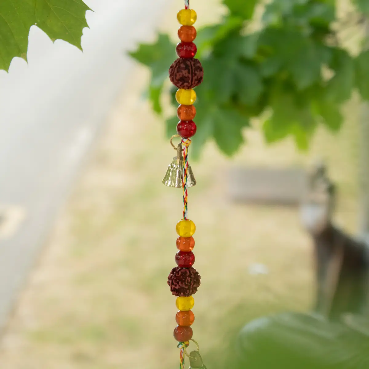 Indiskt vindspel med mässingssymbol och Rudraksha-pärlor 6x63 cm - produktbild 3