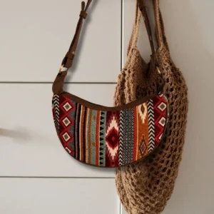 Jacquard Hobo-väska i rika bruna nyanser med brun axelrem - produktbild 4