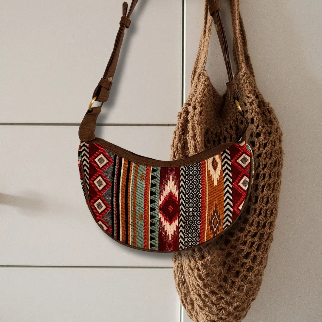 Jacquard Hobo-väska i rika bruna nyanser med brun axelrem - produktbild 4