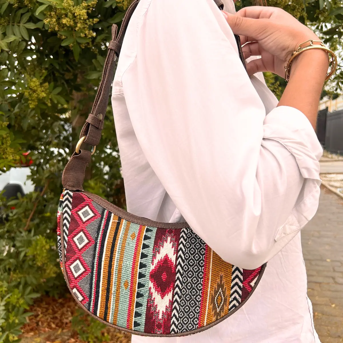 Jacquard Hobo-väska i bruna nyanser med mönstrad jacquardväv och brun axelrem